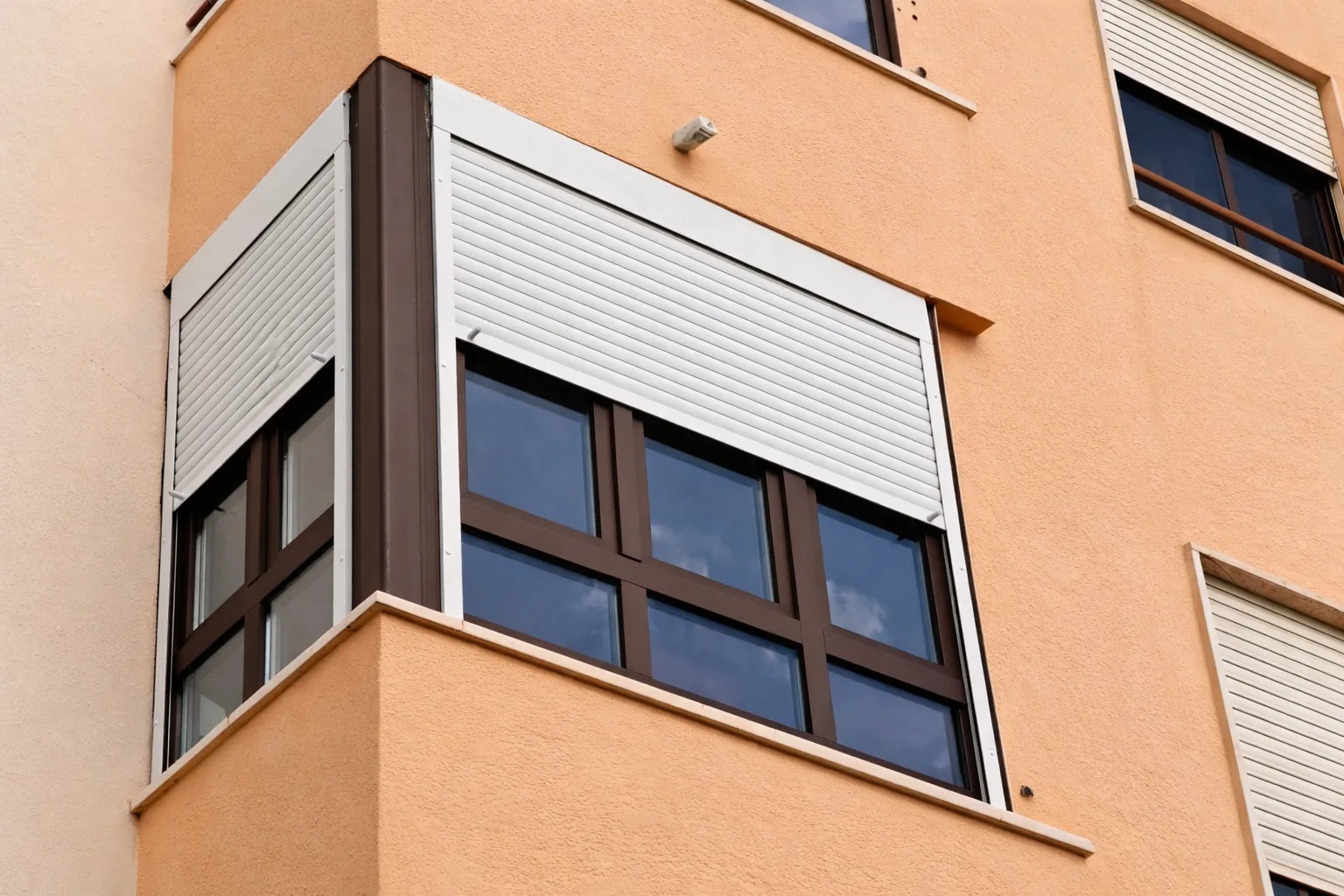 Estore exterior em fachada para controlo da luz e conforto t&eacute;rmico