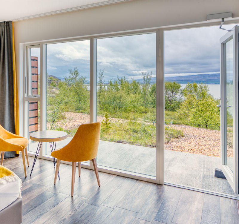 Portas de varanda envidra&ccedil;adas com liga&ccedil;&atilde;o ampla ao exterior