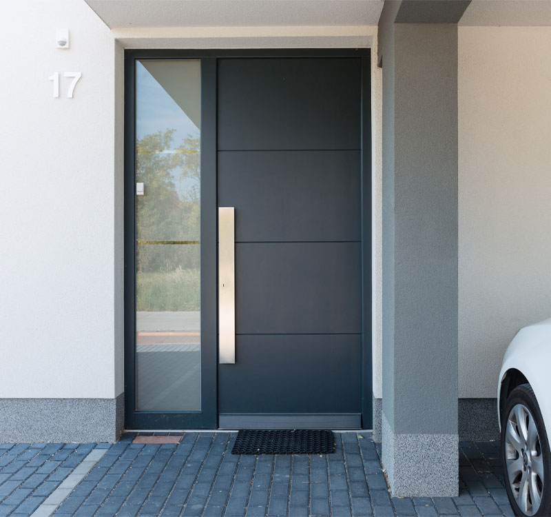 Porta de entrada moderna em PVC com acabamento escuro