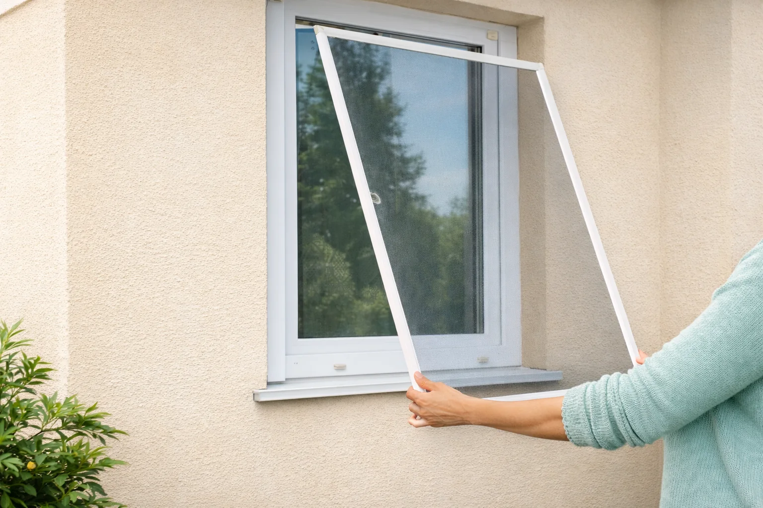 Mosquiteira remov&iacute;vel aplicada numa janela